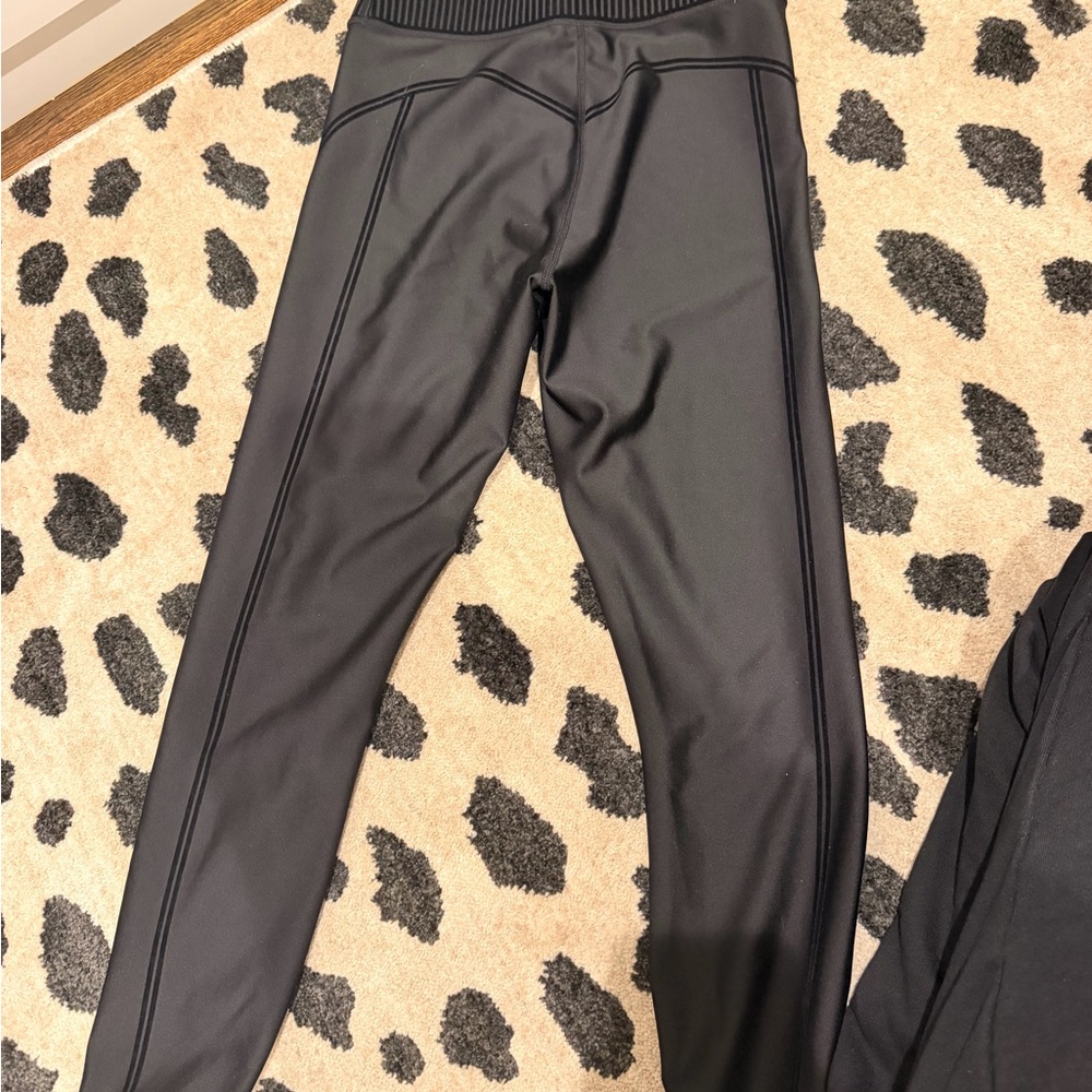 ALO Yoga Black Sports Bra and Leggings Set - Picture 5 of 6